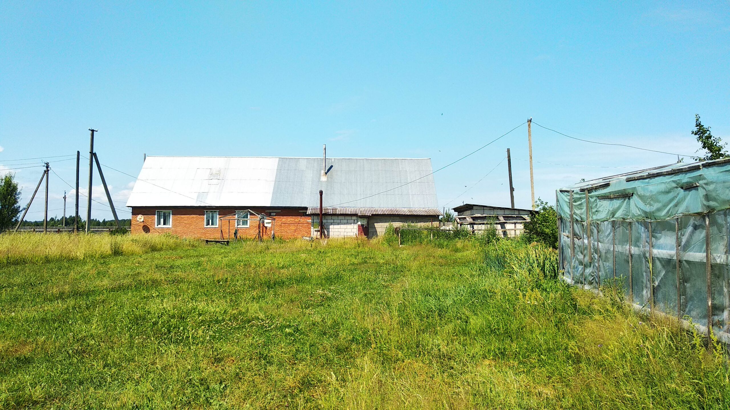 A house is for sale. A hangar, a plot of land for farming.