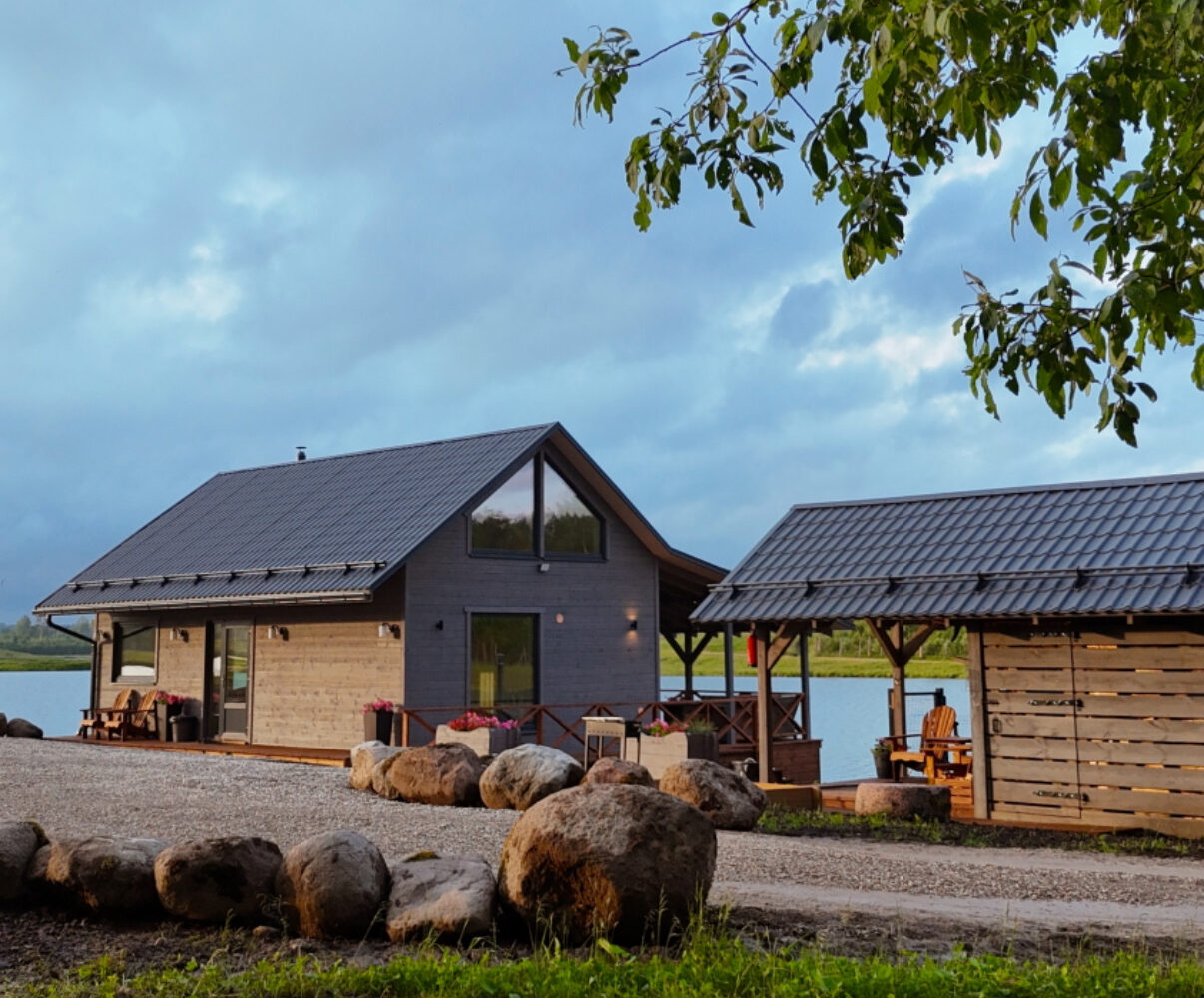 80 ha multifunctional investment property – fish farm, holiday homes, deer park – significant development potential.