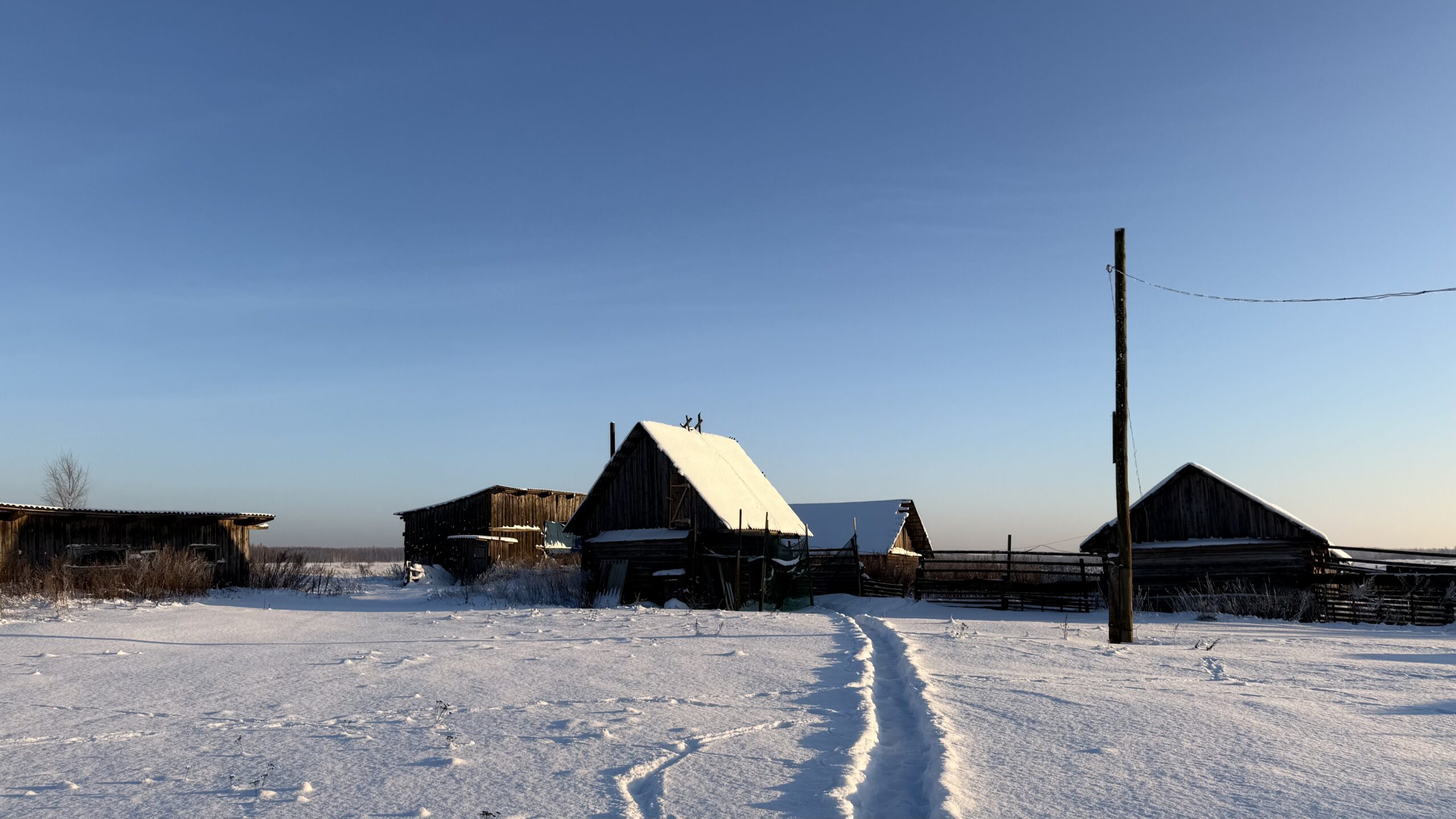 A house is for sale. A hangar, a plot of land for farming.