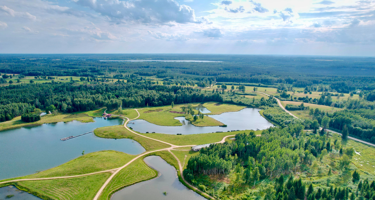 80 ha multifunctional investment property – fish farm, holiday homes, deer park – significant development potential.