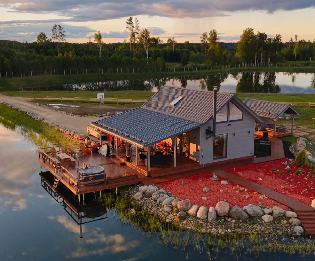 80 ha multifunctional investment property – fish farm, holiday homes, deer park – significant development potential.