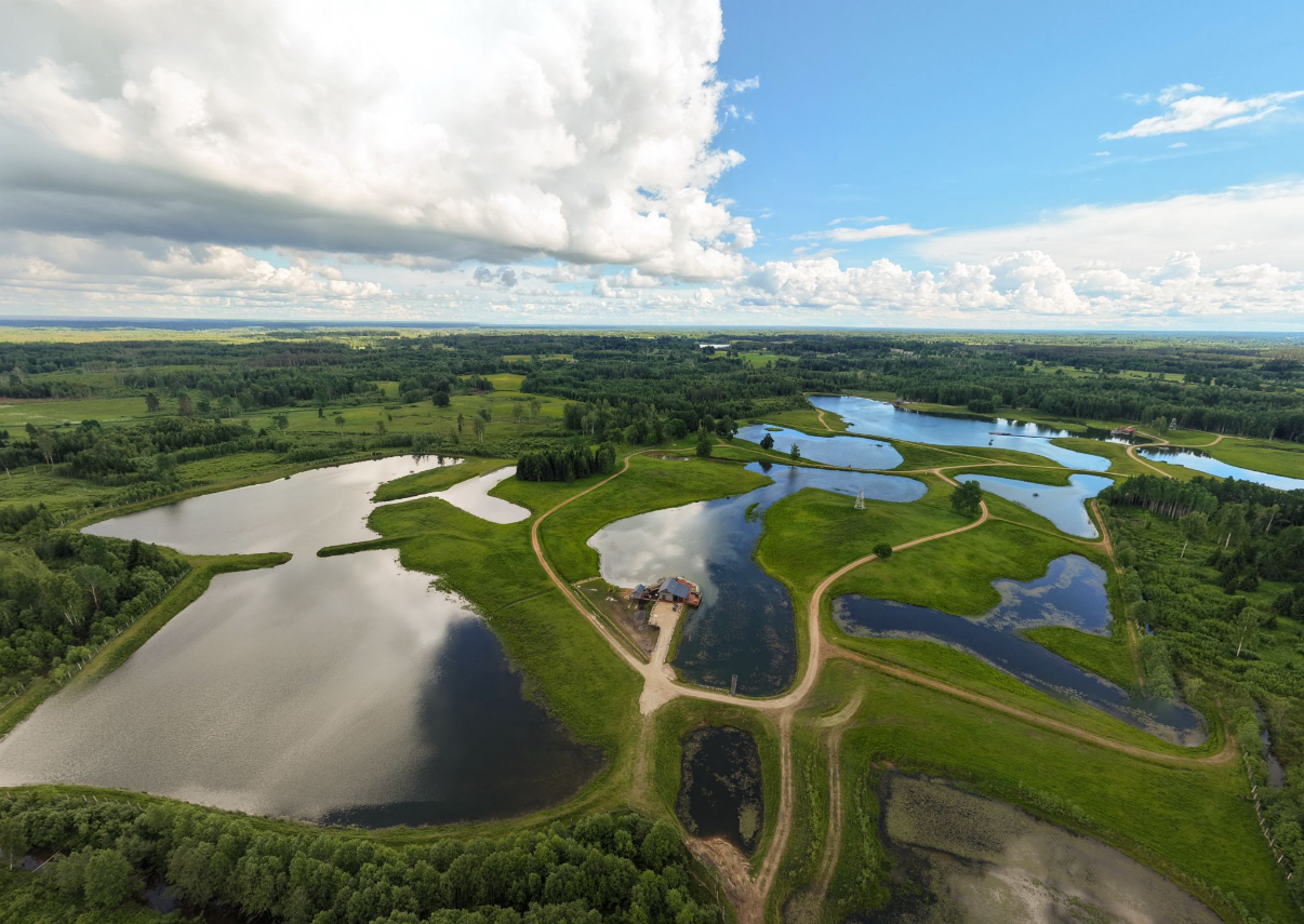 80 ha multifunctional investment property – fish farm, holiday homes, deer park – significant development potential.