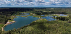 80 ha multifunctional investment property – fish farm, holiday homes, deer park – significant development potential.