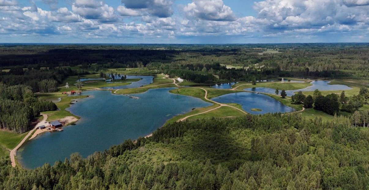 80 ha multifunctional investment property – fish farm, holiday homes, deer park – significant development potential.