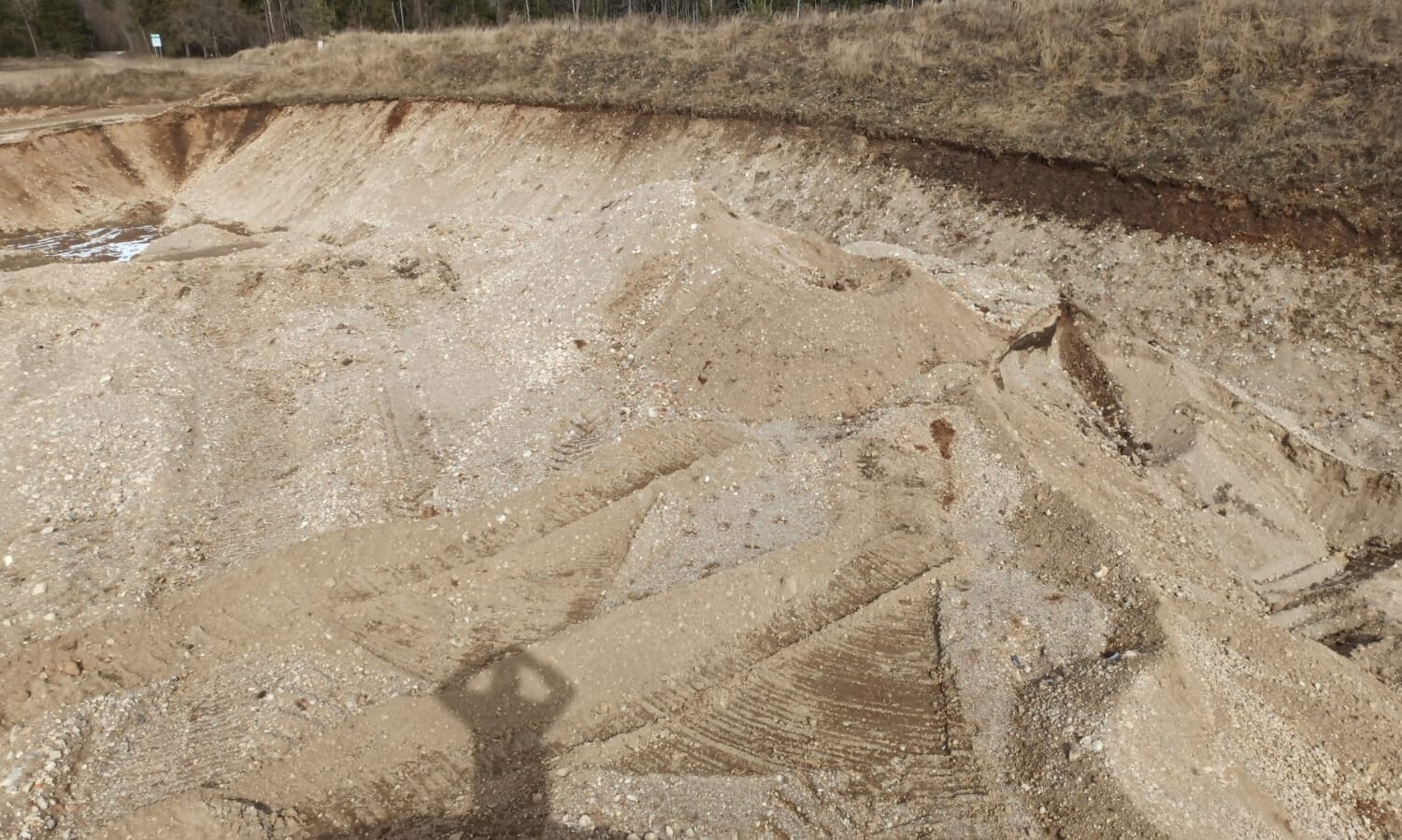Natural sand and sand-gravel quarry for sale, with a valid mineral extraction permit.